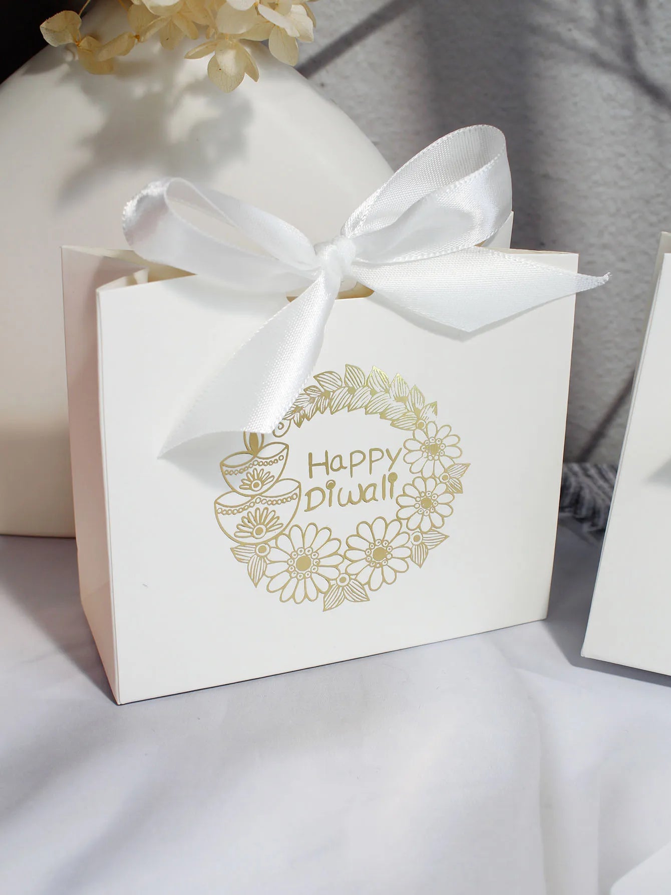 Indian Diwali candy box with four styles of ribbons, suitable for festivals, parties, family gatherings, and other occasions